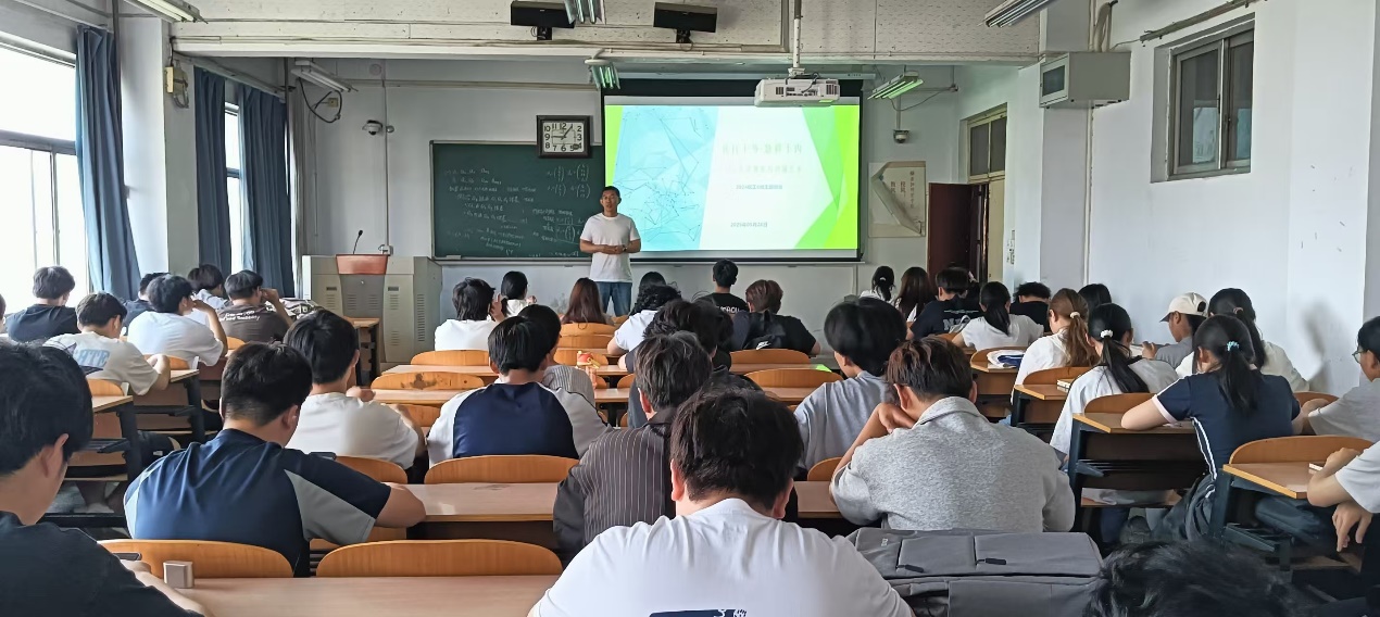 说明: 一群人在餐厅里AI 生成的内容可能不正确。